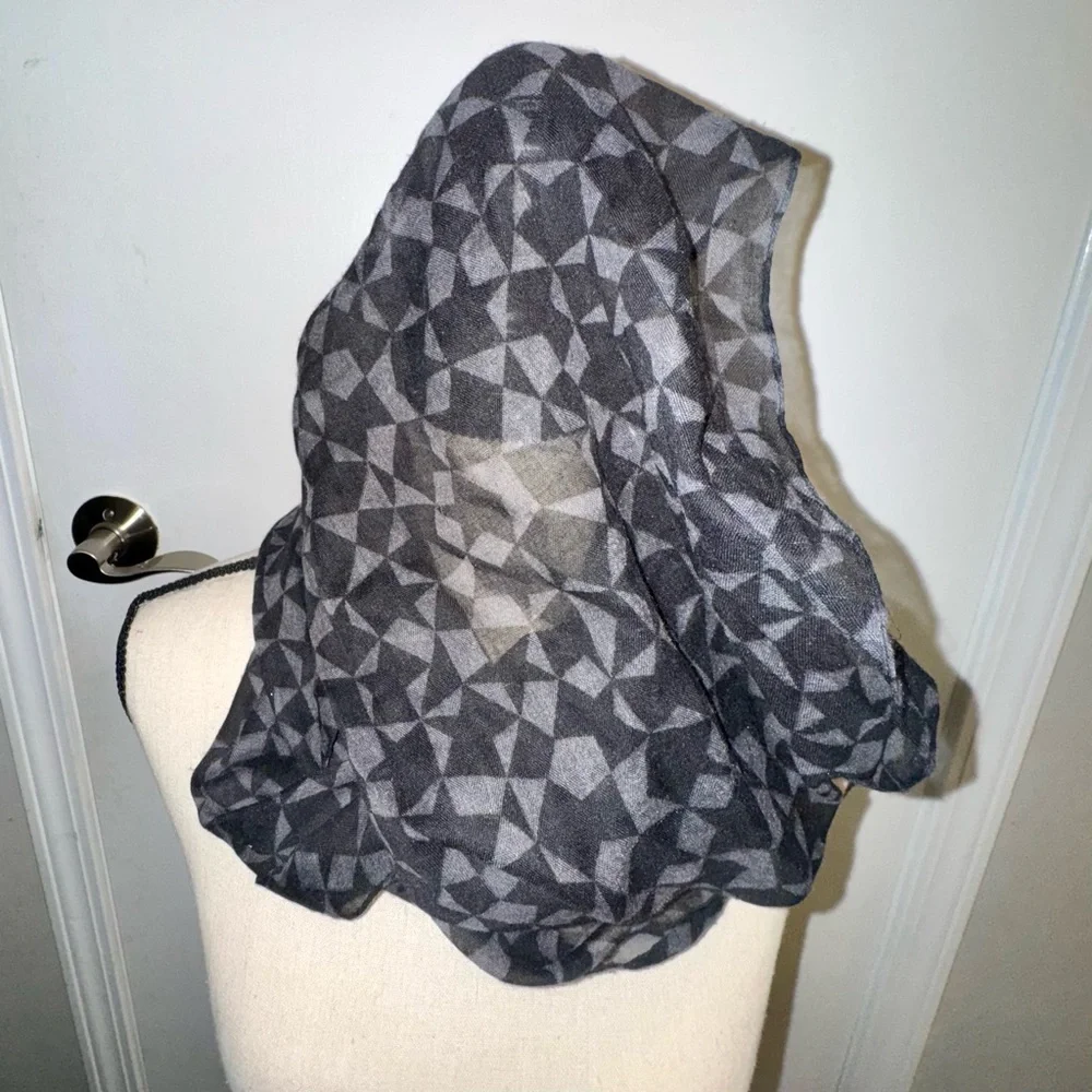 Starbucks Casual Black and Gray Geometric Scarf